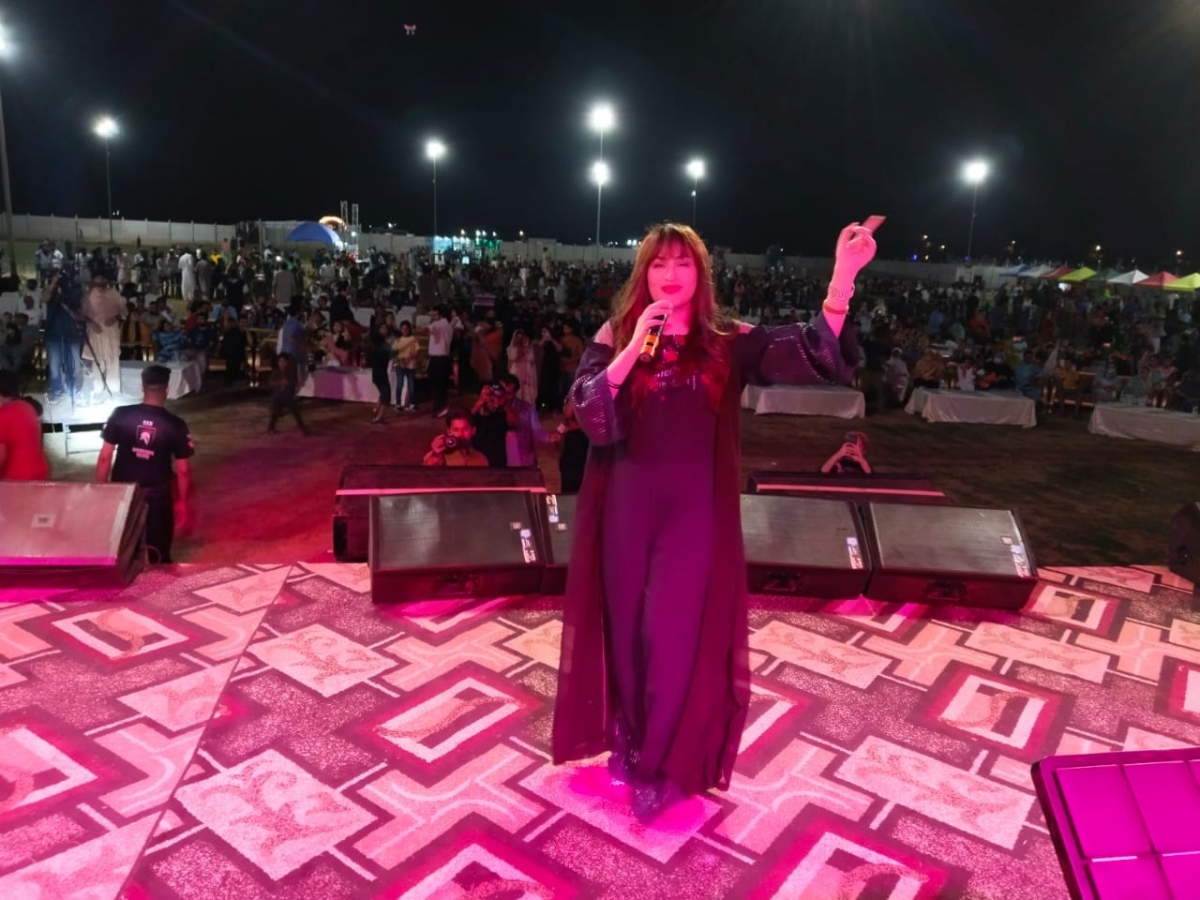 Humaira Arshad Live in Royal Orchid Multan 001